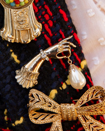 ladies hand & pearl brooch